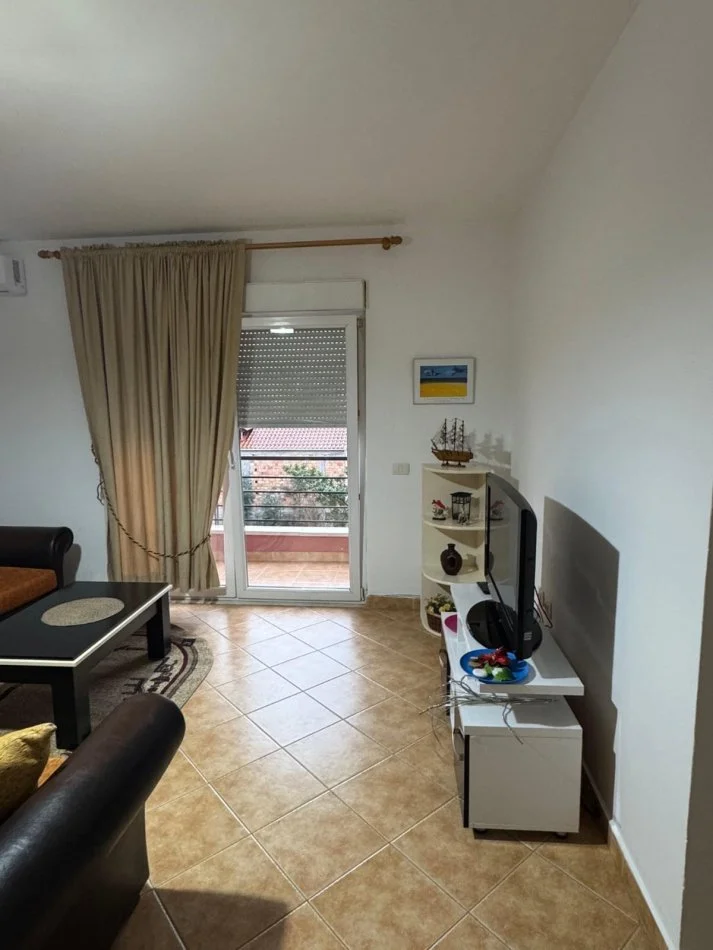 Tirane, jepet me qera apartament 1+1 Kati 3, 70 m² 500 € (Ambasada Amerikane)