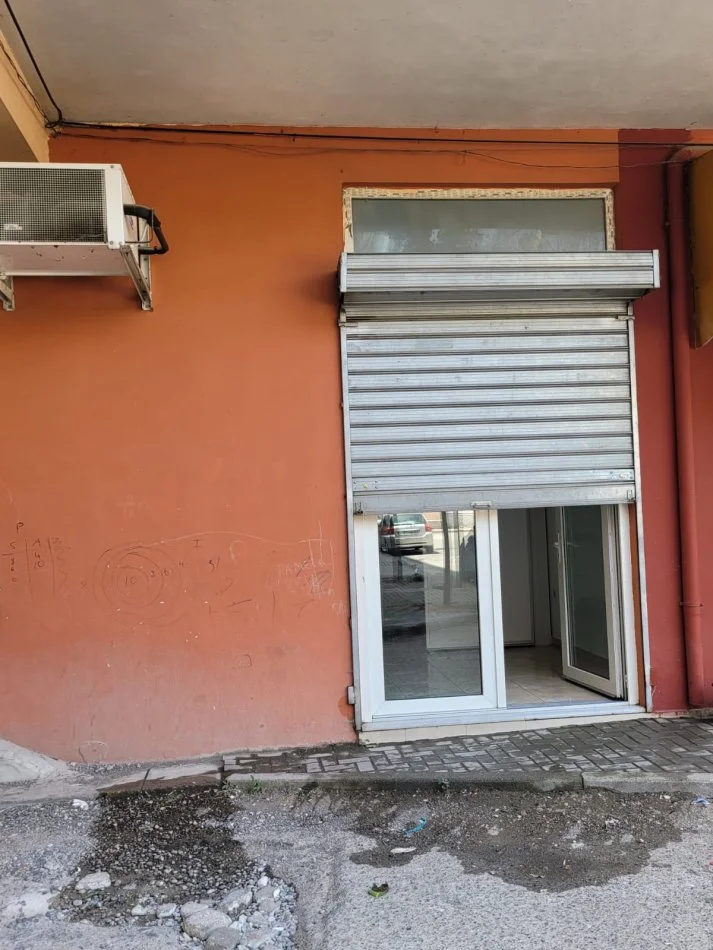 Tirane, jepet me qera dyqan Kati 0, 25 m² 350 € (Azili)