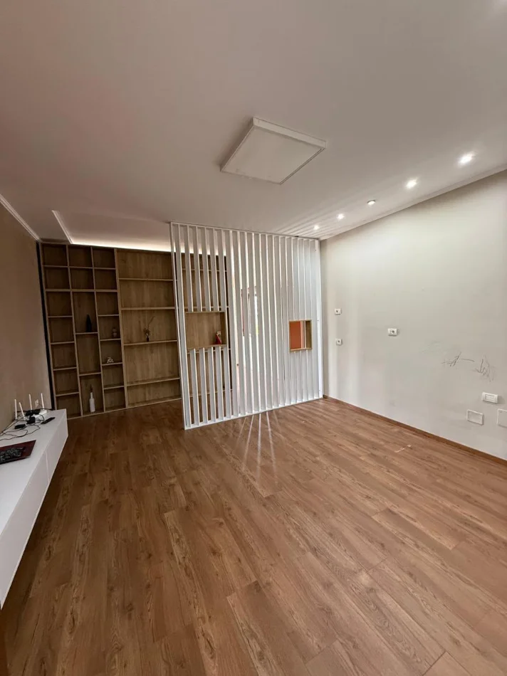 Tirane, jepet me qera zyre Kati 10, 140 m² 2.000 € (Bllok)