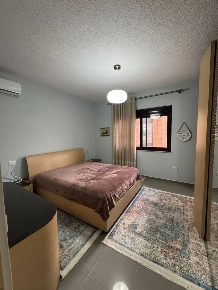 Tirane, jepet me qera apartament 2+1+Ballkon Kati 3, 100 m² 650 € (Rruga e Kosovareve)