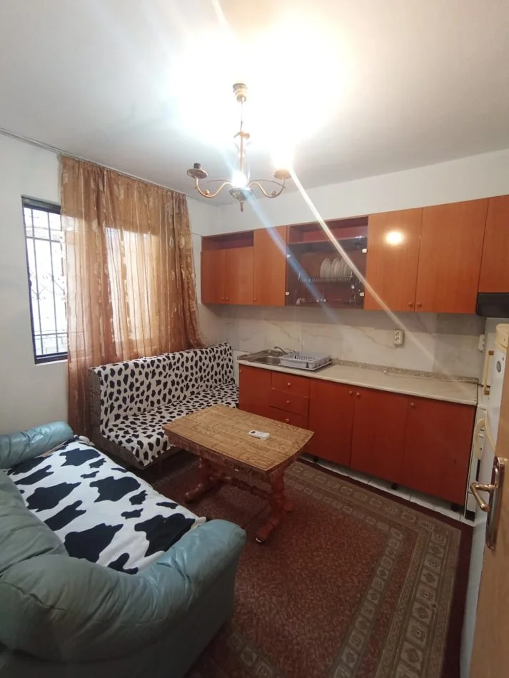 Tirane, jepet me qera apartament 1+1+Ballkon Kati 1, 60 m² 300 € (Don Bosko,prane xhamise)