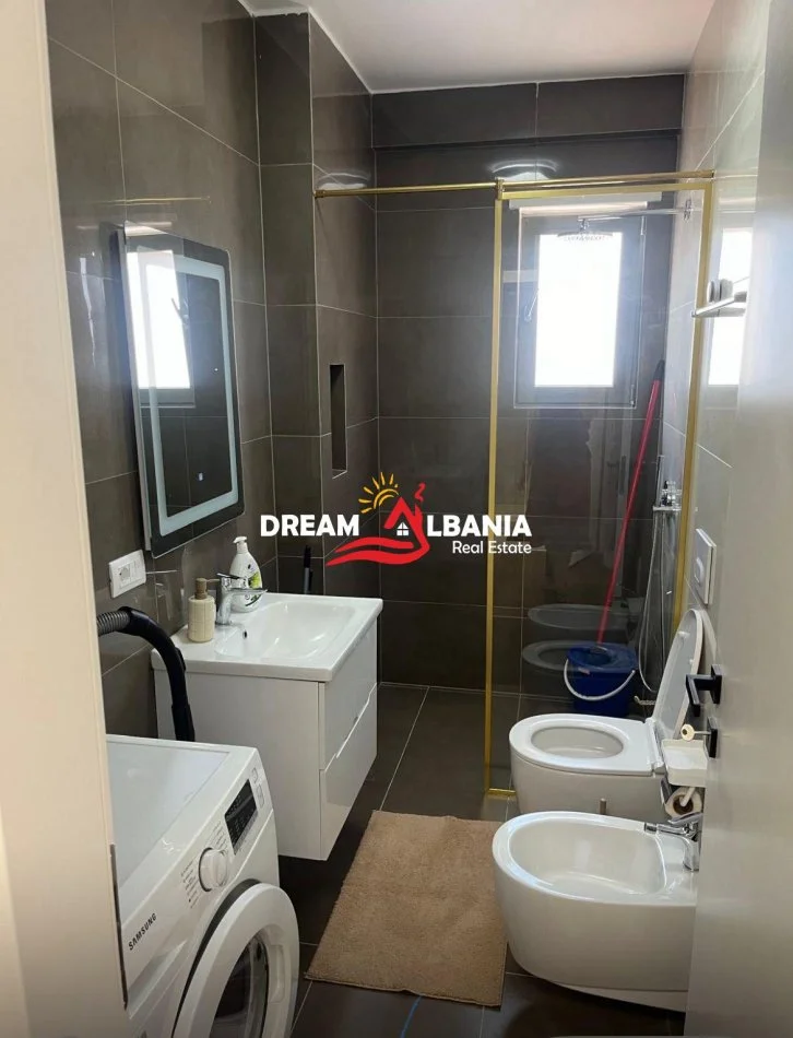 Tirane, jepet me qera apartament 1+1 , 65 m² 650 € (Shkolla e Kuqe)