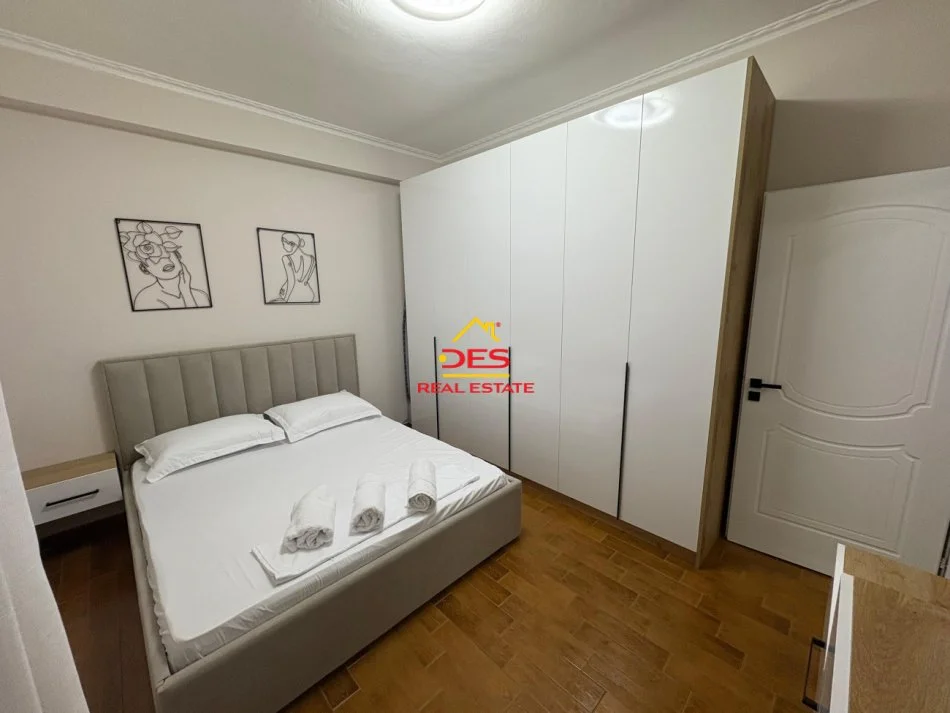 Vlore, jepet me qera apartament 2+1+Ballkon Kati 2, 90 m² 400 € (Rruga Hajredin Haxhiraj)
