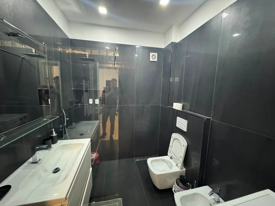 Tirane, jepet me qera 2+1 , 