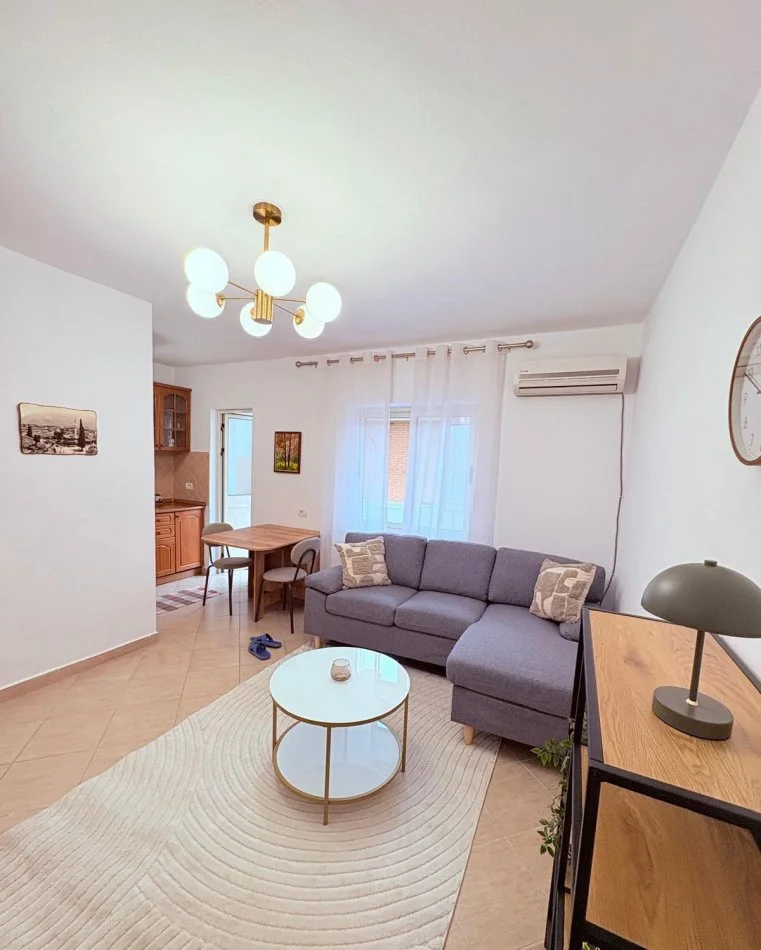 Tirane, jepet me qera apartament 1+1+Ballkon Kati 3, 60 m² 510 € (Rr Elbasanit)