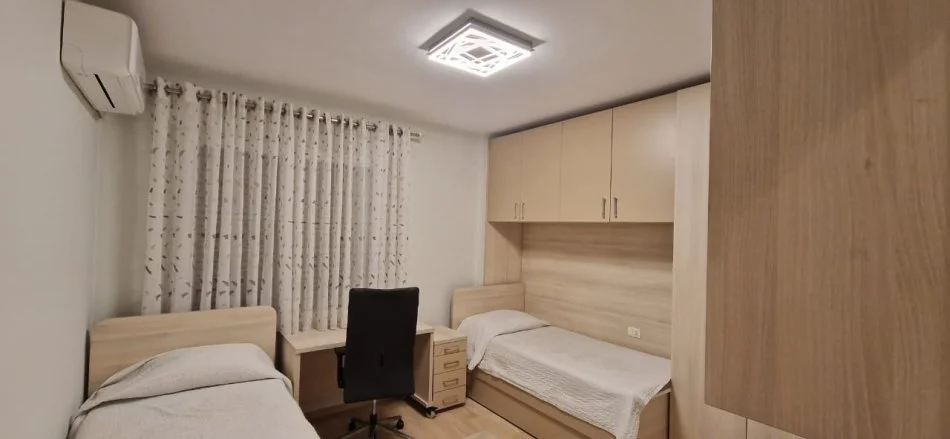 Tirane, jap me qera apartament 2+1+Ballkon Kati 7, 120 m² 850 € (Prane Gjimnazit Ismail Qemali)