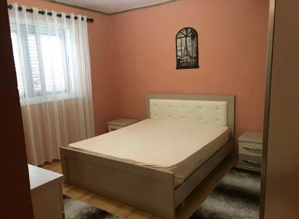 Tirane, jepet me qera apartament 1+1+Ballkon Kati 5, 60 m² 420 € 