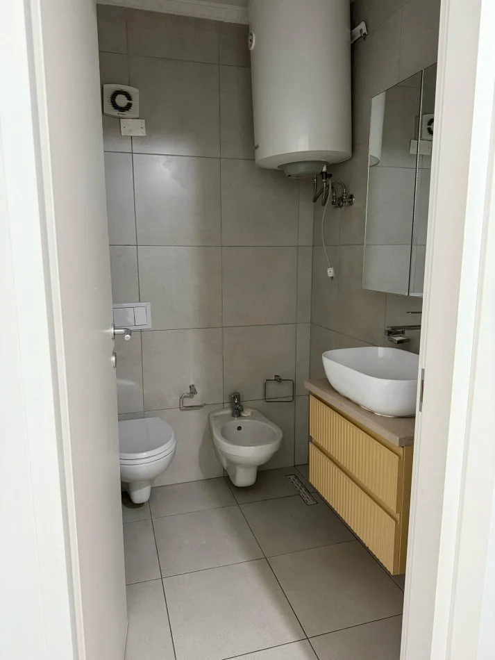 Tirane, jepet me qera apartament 2+1+Ballkon Kati 6, 95 m² 700 € (KOMPLEKSI FIORI DI BOSKO)