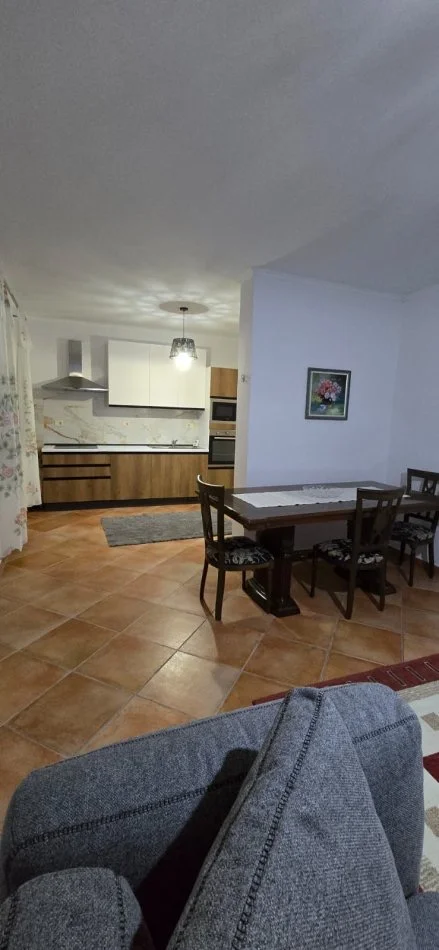 Tirane, jepet me qera apartament 3+1 Kati 3, 120 m² 800 € (Qytet Studenti (VR007))