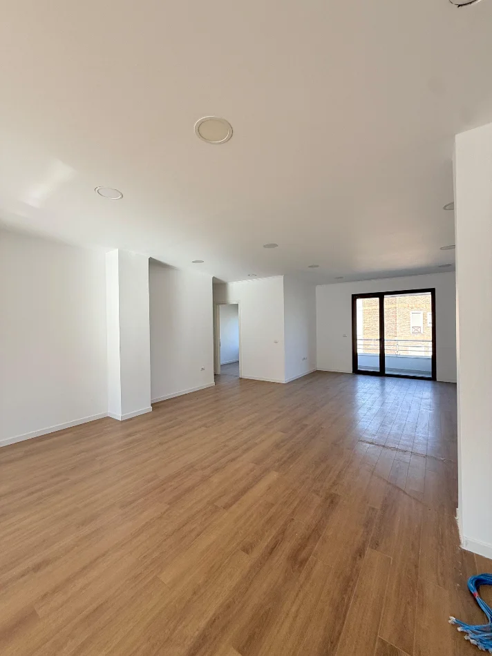 Tirane, jepet me qera zyre Kati 3, 180 m² 2.400 € (Kompleksi delijorgji)