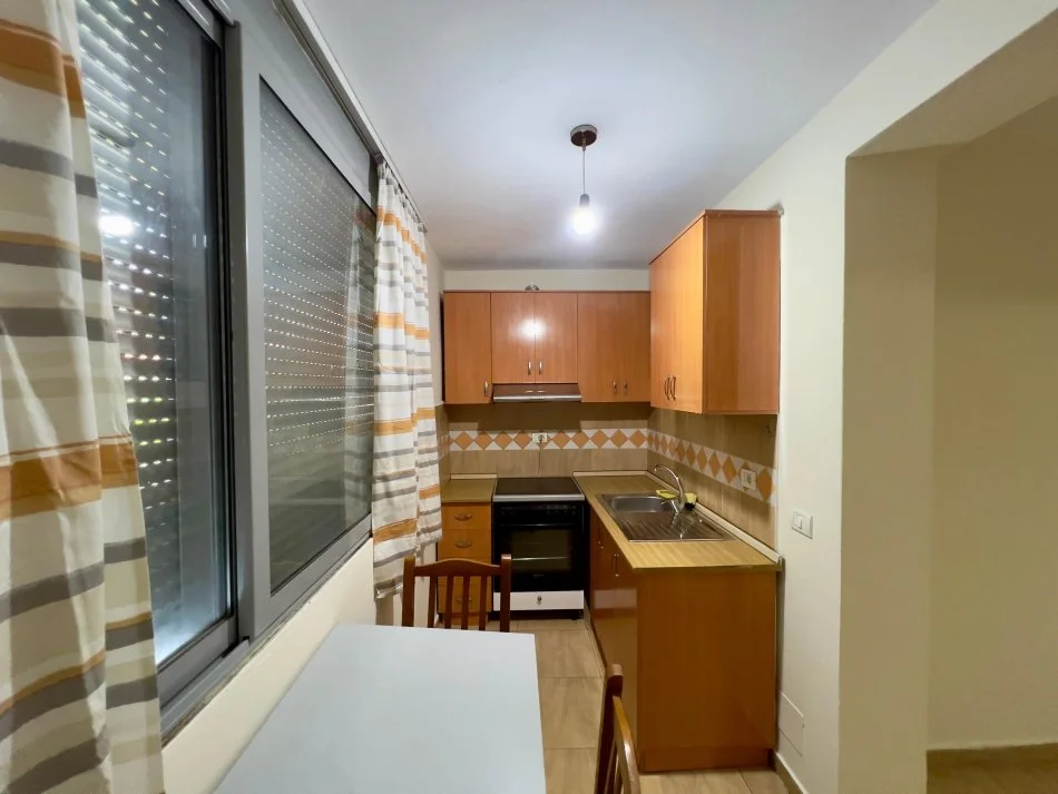 Tirane, jepet me qera apartament 1+1 Kati 2, 60 m² 390 € (Shkolla Cajupi)