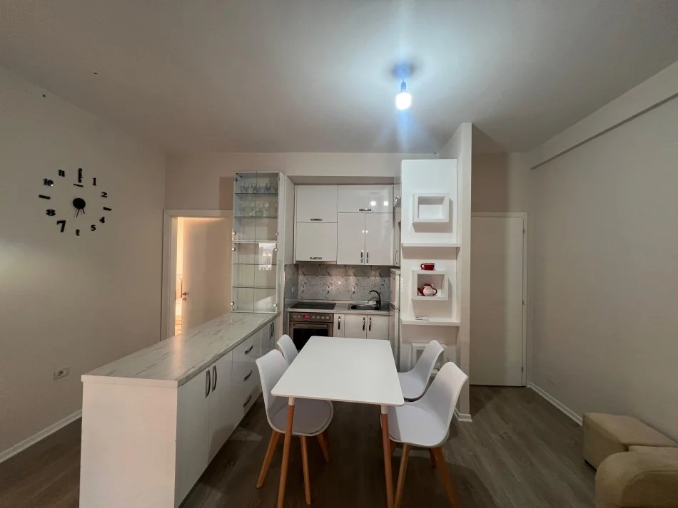 Tirane, jepet me qera 3+1+Ballkon Kati 9, 90 m² 600 € (ish fusha e Aviacionit)
