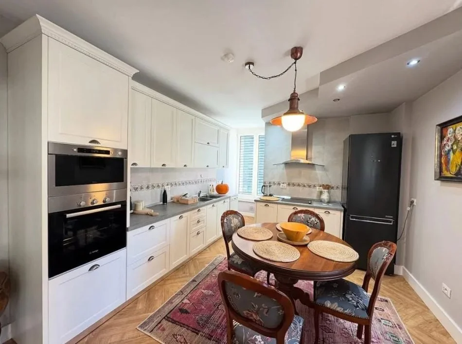 Tirane, jepet me qera apartament 2+1+Ballkon Kati 4, 160 m² 2.500 € (Air Albania)