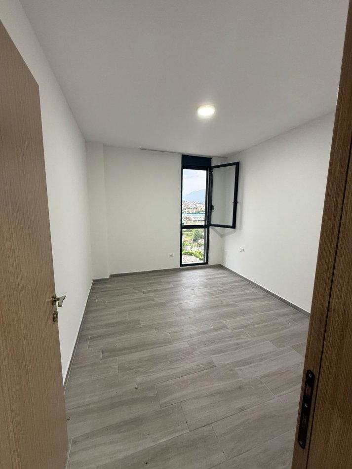 Tirane, jepet me qera apartament 2+1 Kati 5, 94 m² 350 € (Rr 5 Maji)