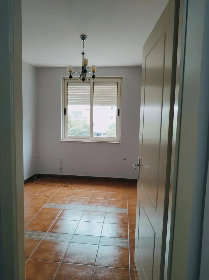21 Dhjetori, jepet me qera apartament 1+1 bosh