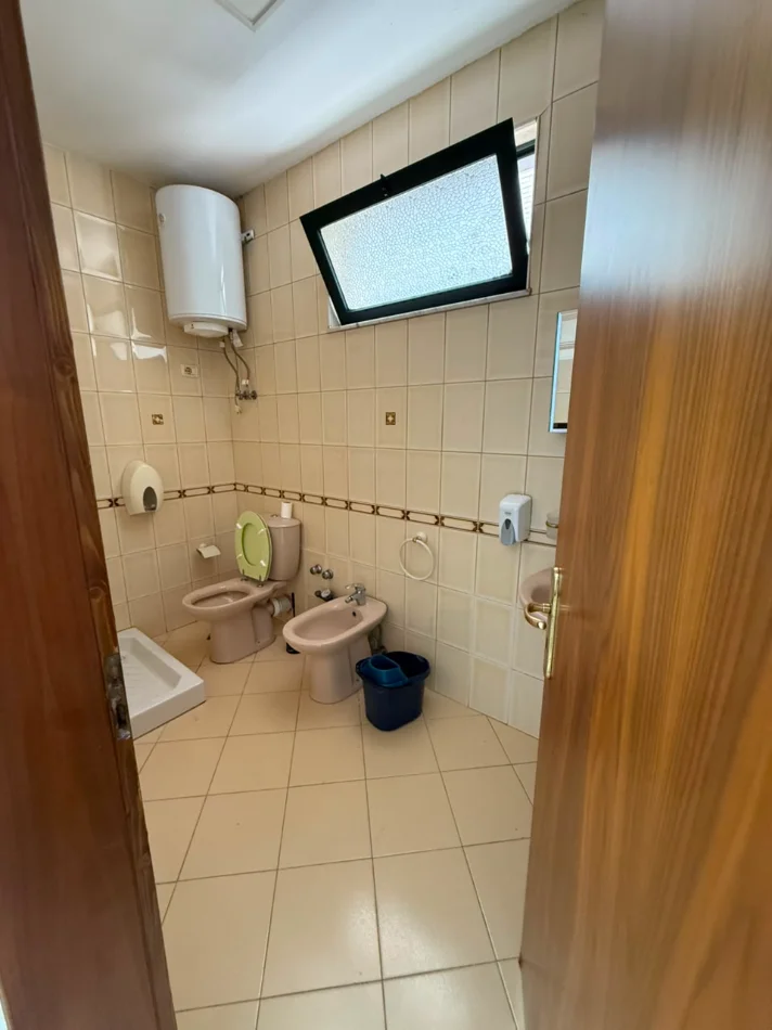 Tirane, jepet me qera ambjent biznesi Kati 2, 230 m² 1.500 € (Brryli)