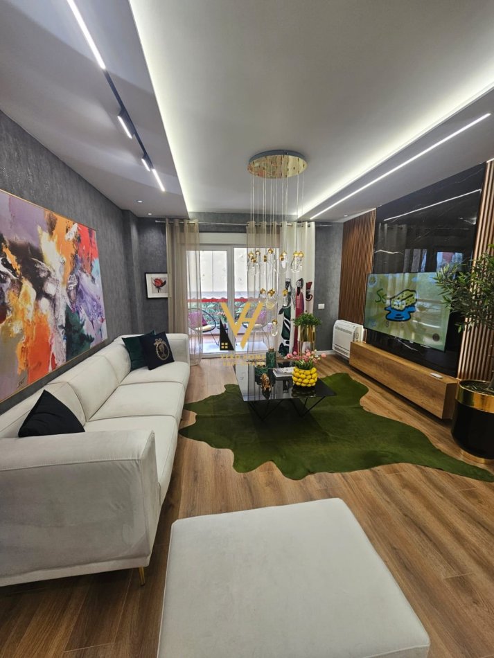 Tirane, shitet apartament 2+1+Ballkon, Kati 3, 110 m² (LIQENI I THATE)