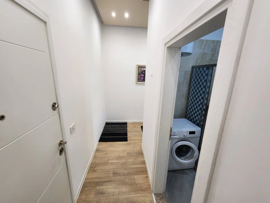 Tirane, jepet me qera apartament 2+1+Ballkon Kati 2, 95 m² 800 € (Liqeni Thate Prane Hotel Sokratit)