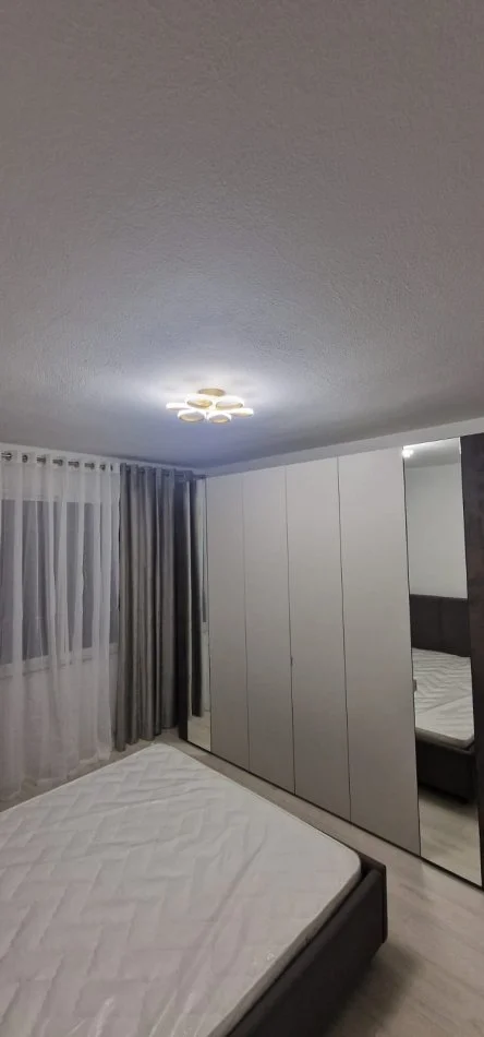 Tirane, jepet me qera apartament 1+1+Ballkon Kati 3, 63 m² 680 € (rruga Komuna Parisit)