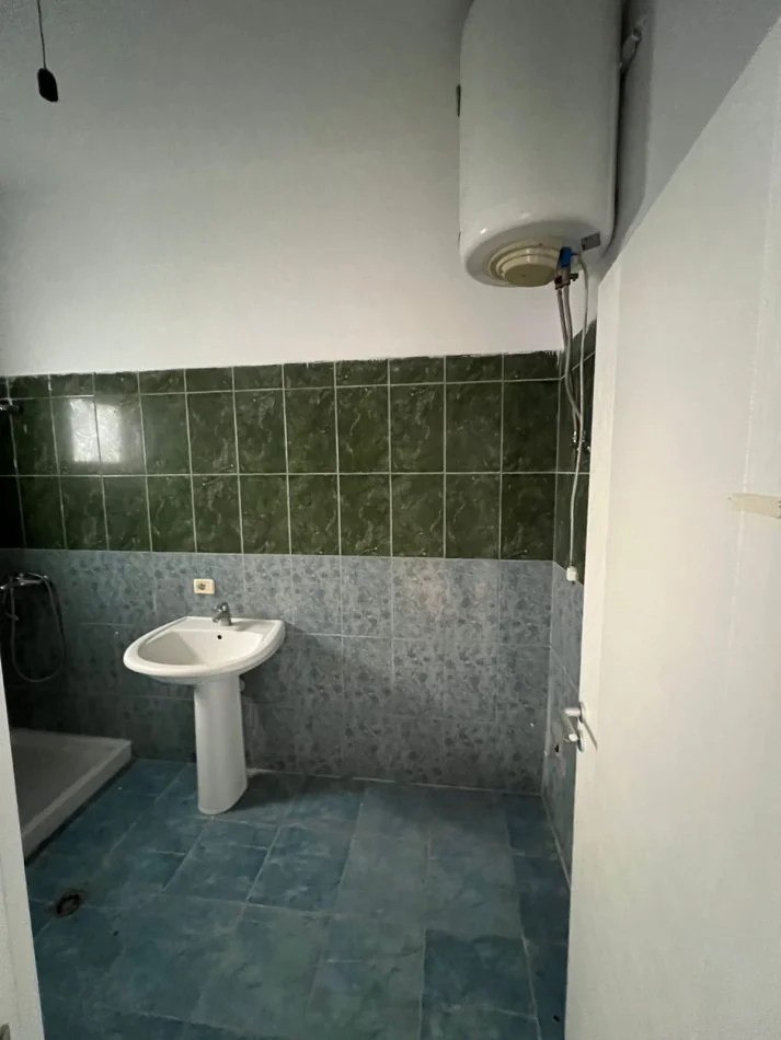 Durres, shitet 1+1 Kati 9, 79.000 € (Rruga Pavarsia 📍 Pranë Hotel Adriatikut)