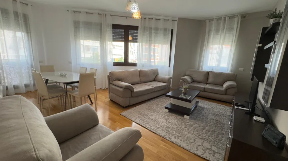 Tirane, jepet me qera 2+1+Aneks+Ballkon Kati 2, 1.600 € (rruga e barrikadave)
