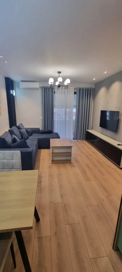 Tirane, jepet me qera apartament 2+1 Kati 4, 70 m² 600 € (Laprake)