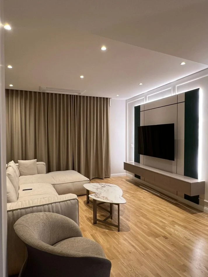 Tirane, jepet me qera apartament 3+1 Kati 15, 150 m² 3.000 € (Lake View)