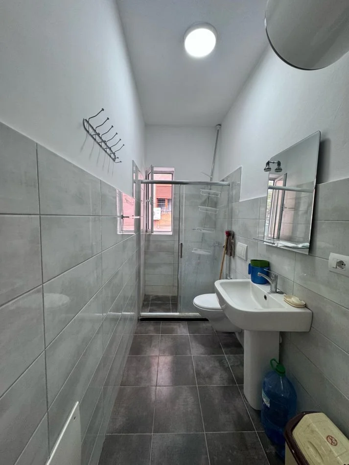 Tirane, jepet me qera ambjent biznesi Kati 2, 85 m² 700 € (Myslym Shyr)