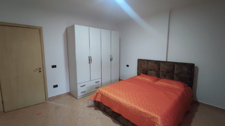 Tirane, jepet me qera apartament 2+1+Ballkon Kati 4, 95 m² 450 € (Rruga Loni Ligori Vero Kafe ASTIR)