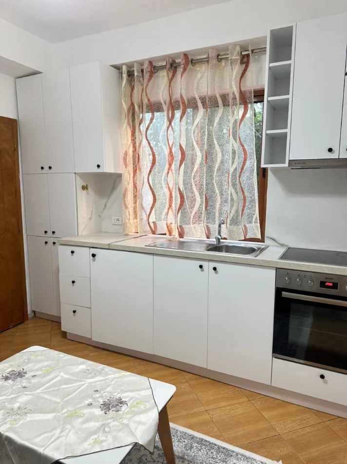 Tirane, jepet me qera apartament 1+1 Kati 1, 360 € (Loni ligori)