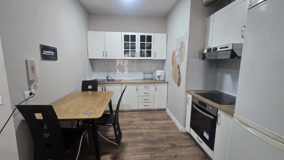 Tirane, jepet me qera apartament 2+1 , 700 € (ish parku i autobusave , globe)