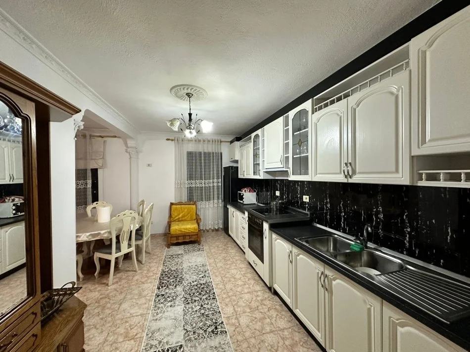 Tirane, jepet me qera apartament 2+1 , 100 m² 550 € (Rruga e kavajes)