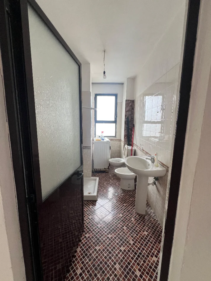Durres, jepet me qera apartament 1+1+Ballkon Kati 5, 82 m² 300 € (stadiumi)