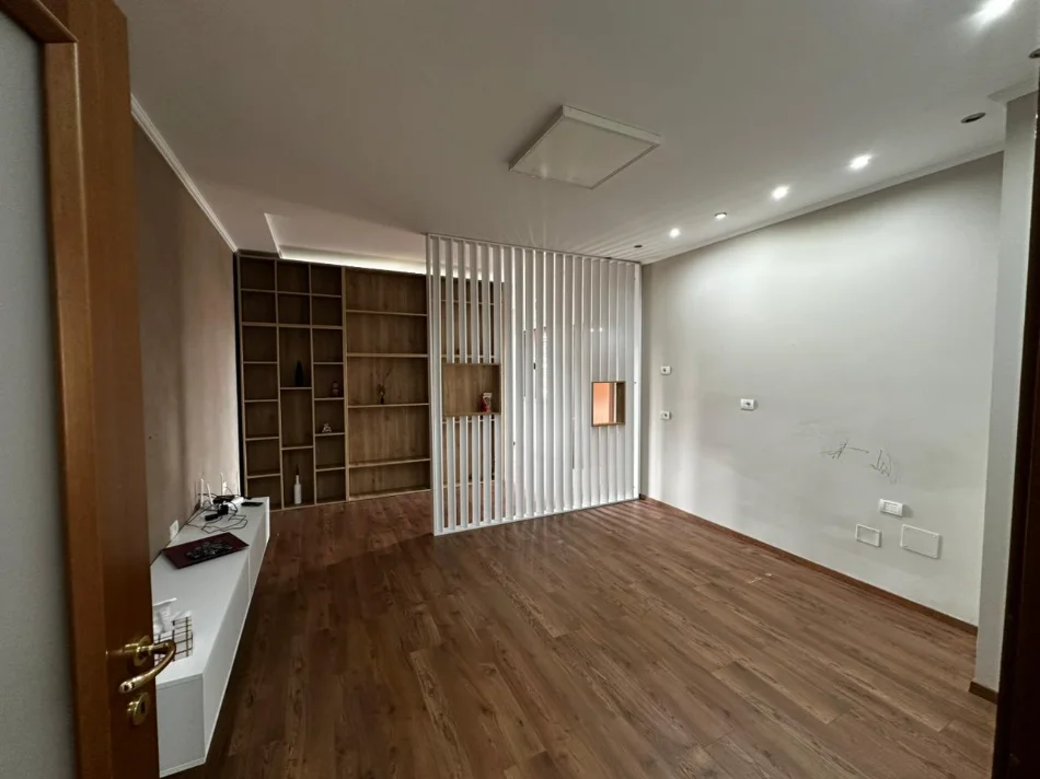 Tirane, jepet me qera zyre Kati 10, 125 m² 2.300 € (Blloku)