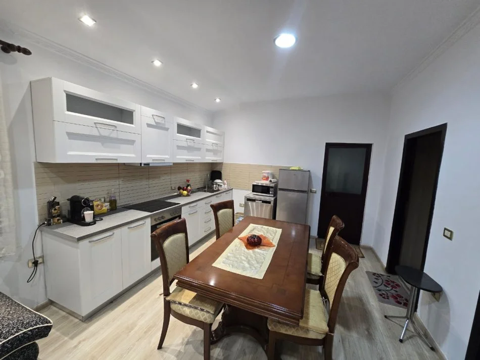 Tirane, jepet me qera 2+1+Ballkon , 90 m² 450 € (jordan misja)