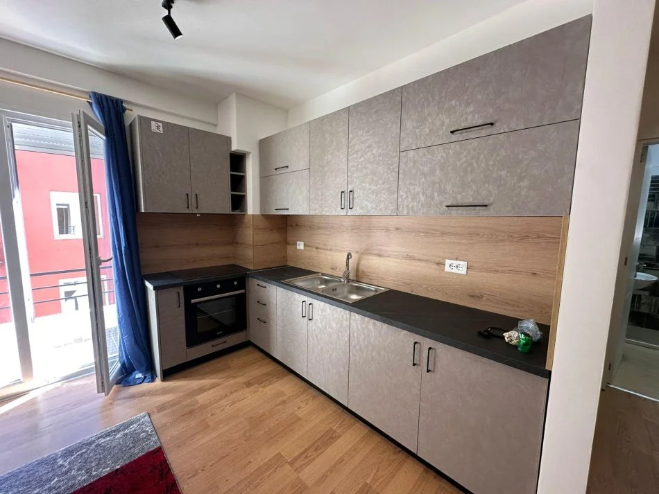 Tirane, jepet me qera apartament 1+1 , 70 m² 500 € (Rruga Hamdi Pepa xhamia selit)