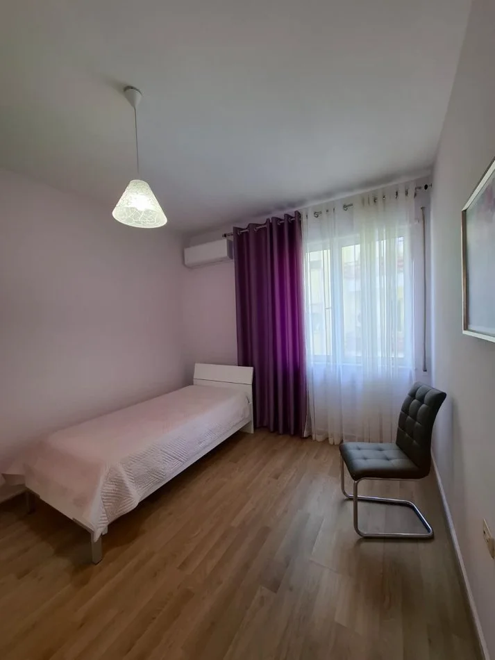 Tirane, jepet me qera apartament 2+1+Ballkon Kati 3, 115 m² 800 € (Kopshti Zoologjik)