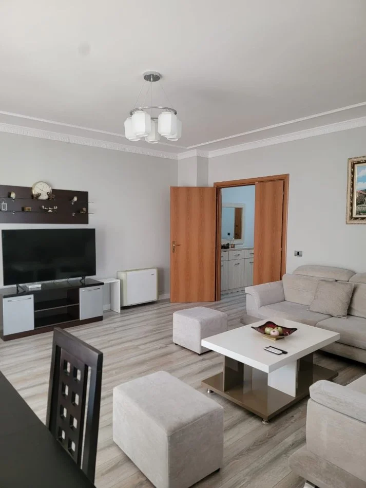 Tirane, jepet me qera apartament 2+1 , 125 m² 900 € (Parku Olimpik)