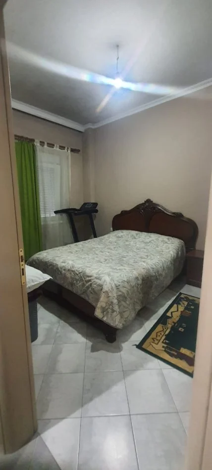 Tirane, jepet me qera apartament 1+1+Ballkon Kati 4, 60 m² 300 € (rruga Muhamed Deliu)