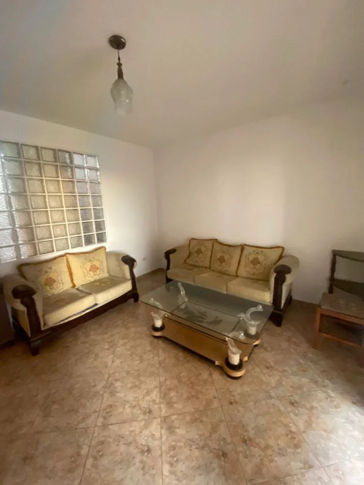 Tirane, jepet me qera apartament 2+1+Ballkon Kati 4, 400 m² 400 € (rruga 5 Maj)