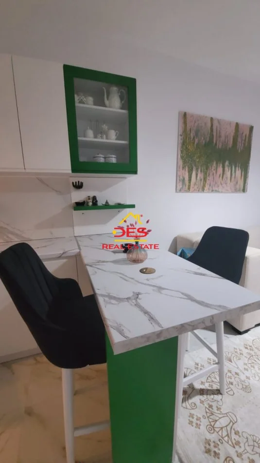 Vlore, jepet me qera apartament 1+1+Ballkon Kati 7, 70 m² 320 € (Rruga Lef Sallata)