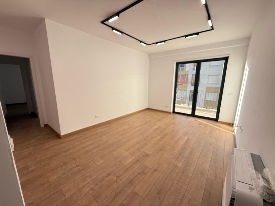 Tirane, jepet me qera apartament 2+1 Kati 2, 90 m² 600 € (stacioni i trenit)