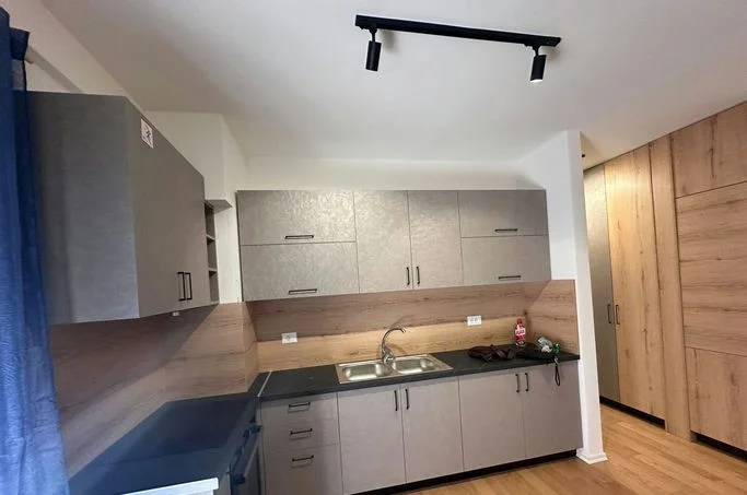 Tirane, jepet me qera apartament 1+1+Ballkon , 70 m² (Rruga "Hasan Vogli")