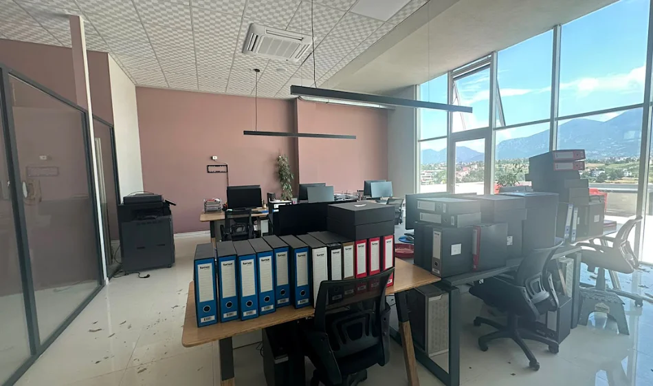 Tirane, jepet me qera zyre Kati 2, 300 m² 2.000 € 