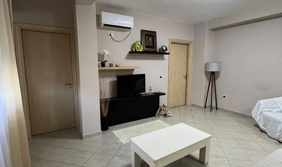 Tirane, jepet me qera 2+1 Kati 3, 70 m² 700 € 