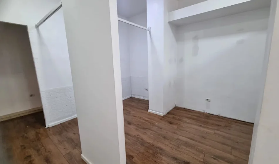 Tirane, jepet me qera zyre Kati 0, 50 m² 600 € 