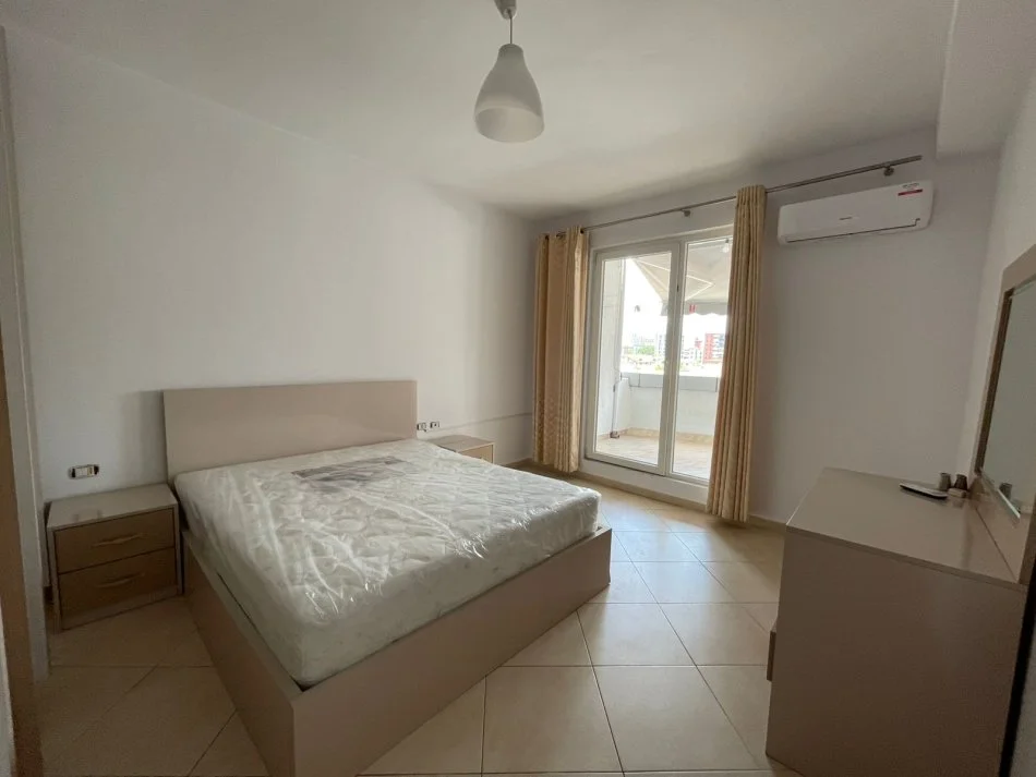 jepet me qera , 75 m²,rruge kryesore astir 370 €