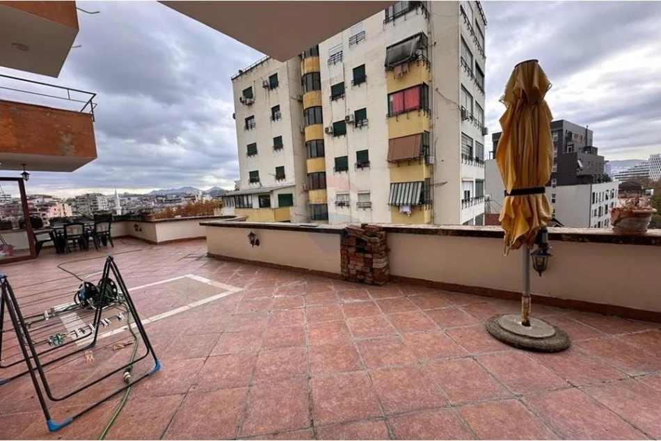 Tirane, jepet me qera apartament 2+1+Ballkon Kati 5, 730 € (Tek ATSH)