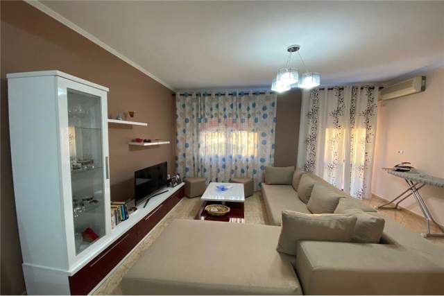 Tirane, jepet me qera apartament 2+1+BLK Kati 6, 120 m² 600 Euro (Komuna Parisit)