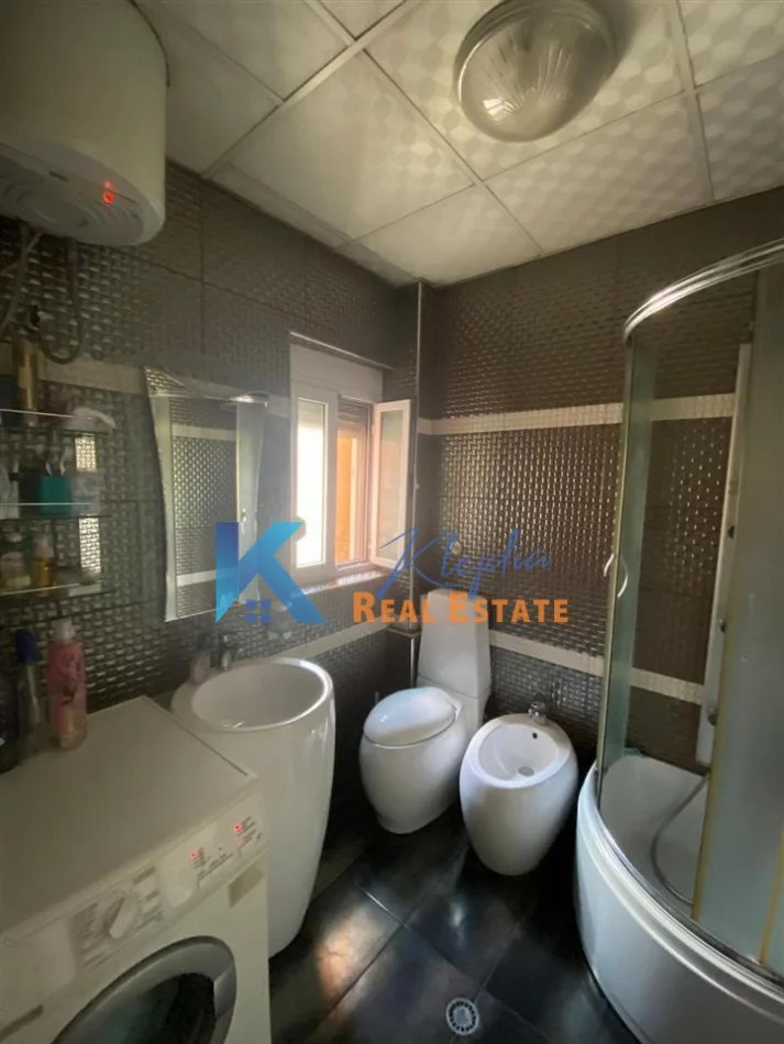 Tirane, shitet apartament 2+1+Ballkon Kati 4, 82 m² (Rruga e Durresit, afer hotel Colosseo)